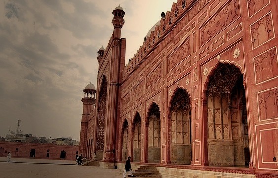by zishsheikh on Flickr.A side view of the main hall of the Badsahi Mosque in Lahore, Pakistan.