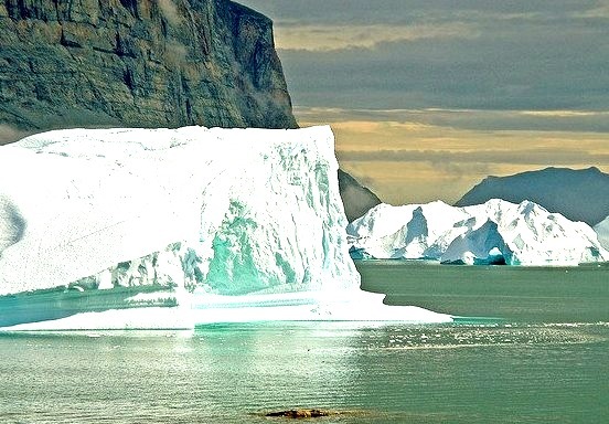 by _Zinni_ on Flickr.Icebergs near Uummannaq, North Greenland.